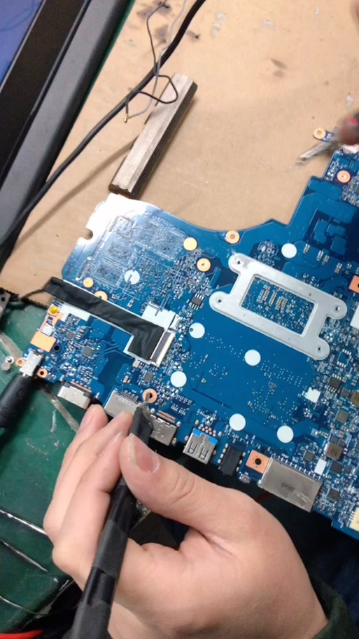 笔记本闪屏是什么原因造成的？笔记本闪屏是什么原因造成的怎么解决？-第3张图片-优品飞百科