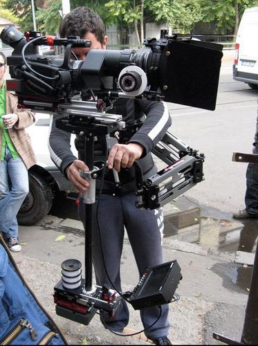 斯坦尼康稳定器多少钱？斯坦尼康和三轴稳定器最大的区别？-第3张图片-优品飞百科