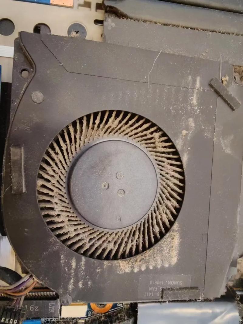 笔记本电脑键盘怎么清灰，笔记本键盘清理灰尘方法？