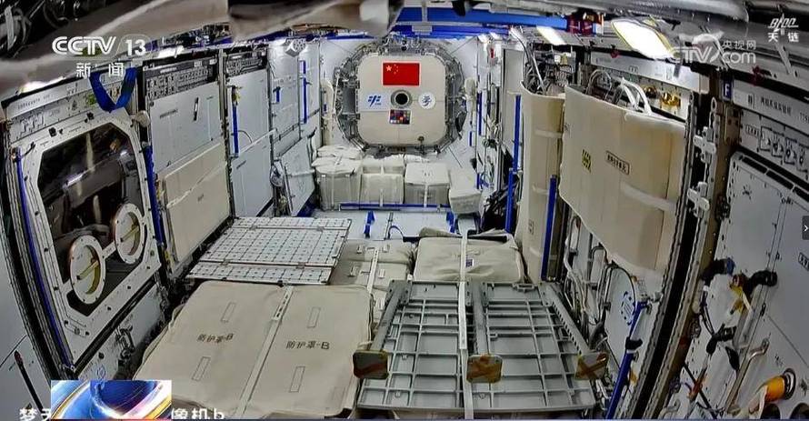 神舟号飞船中间的舱段是什么舱？神舟飞船上的哪个舱是航天员的太空卧室兼工作间？-第2张图片-优品飞百科
