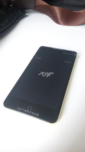 酷派8297t01自带收音机吗？酷派8297d？