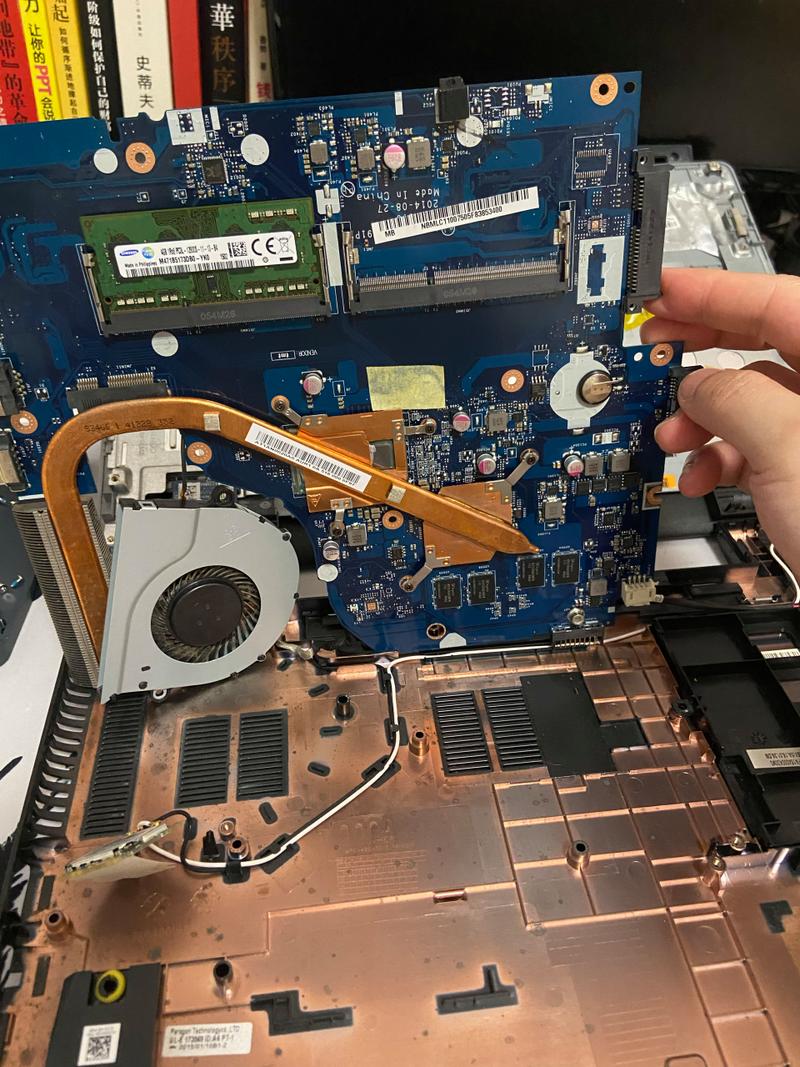 内存条怎么拆下来？台式电脑的内存条怎么拆下来？-第3张图片-优品飞百科