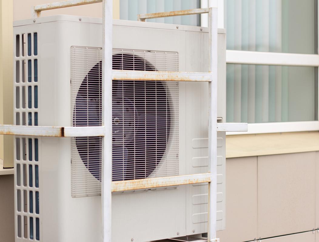 空调风扇响声很大怎么回事？空调风扇发出嗡嗡声？