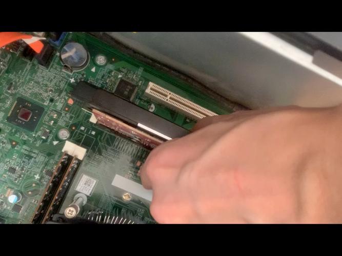 怎么安装显卡到机箱，怎么装显卡视频教程-第4张图片-优品飞百科