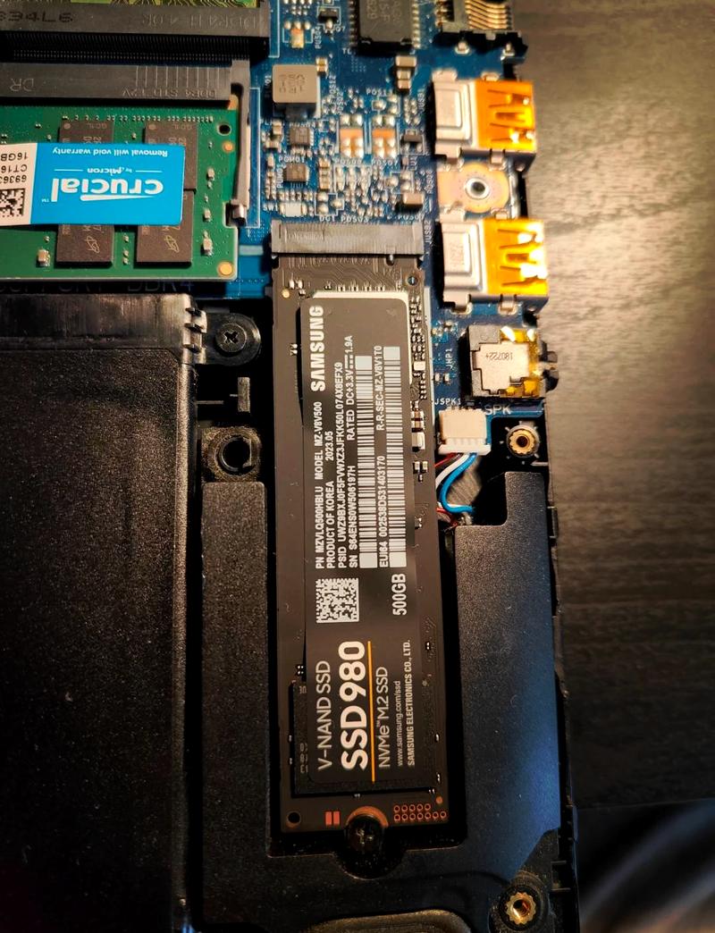 笔记本固态硬盘什么样，笔记本固态硬盘什么样子图片？