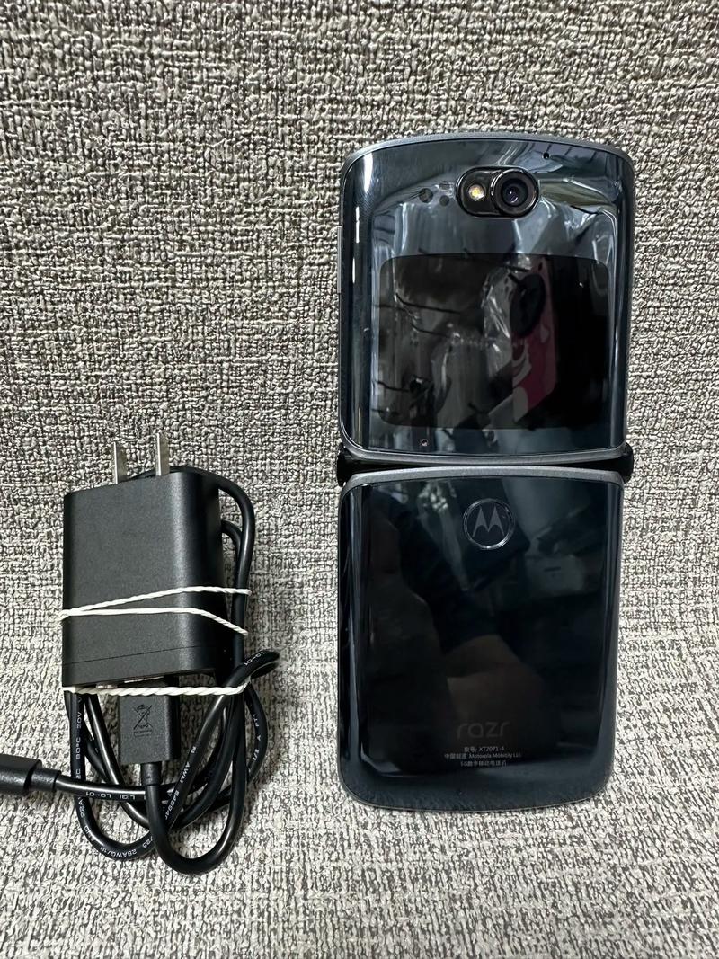 摩托罗拉razr美版跟国行区别，摩托罗拉razr5g美版-第3张图片-优品飞百科