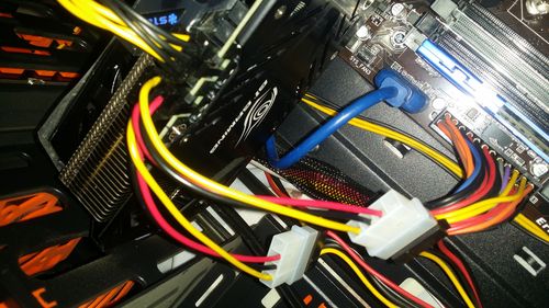 显卡电源线为什么一分二，显卡电源线为什么有2个头？