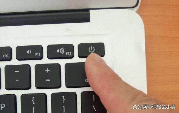 电脑电源在哪个位置？电脑电源在什么位置？