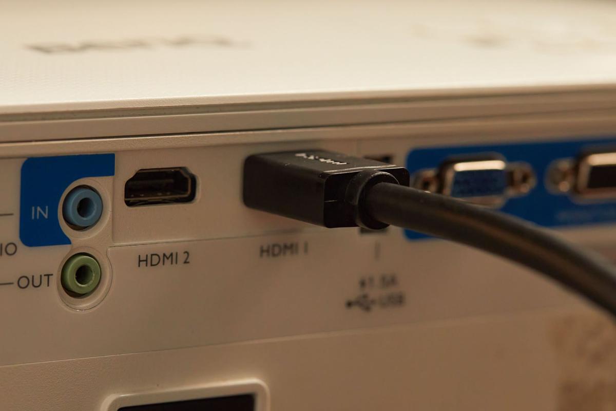 电脑怎样连接投影仪？电脑怎样连接投影仪投屏不显示画面？