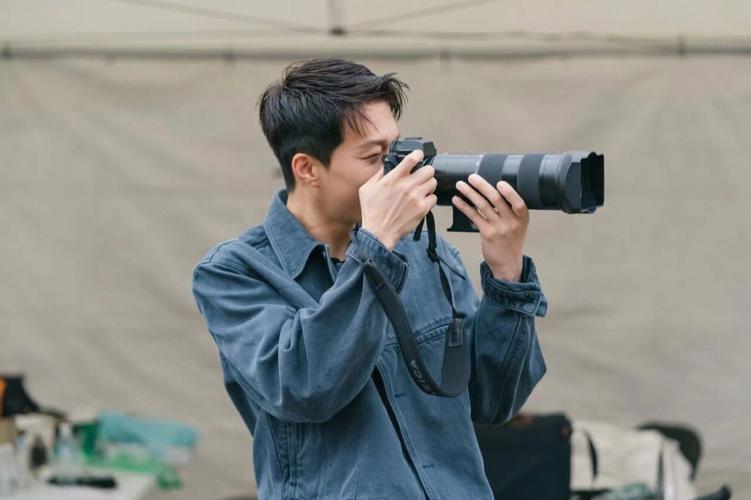 数码单反相机的握机姿势有哪几种？数码单反相机的握机姿势有哪几种类型？-第1张图片-优品飞百科