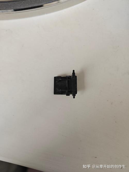 笔记本电池卡扣怎么拆，笔记本电池卡扣掰不动-第4张图片-优品飞百科