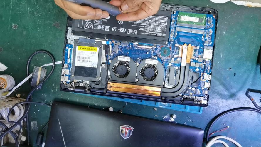 笔记本电池卡扣怎么拆，笔记本电池卡扣掰不动-第7张图片-优品飞百科