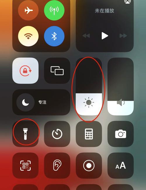 苹果屏幕亮度自动调节怎么开？苹果屏幕自动亮度调节在哪？