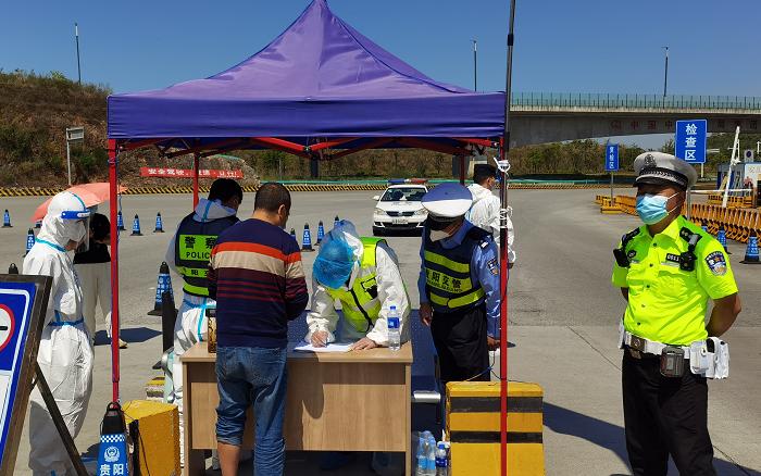 疫情夜守卡口？疫情卡口执勤图片？-第3张图片-优品飞百科