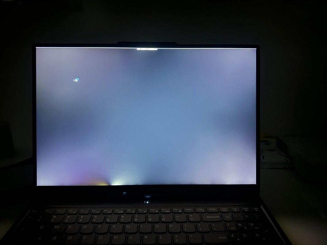 笔记本屏幕边缘漏白光有必要修吗？笔记本屏幕有一圈白痕透光？-第6张图片-优品飞百科