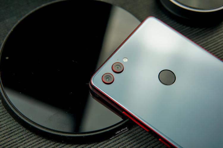 荣耀v10是双扬声器吗？荣耀v10支持双卡4g吗？