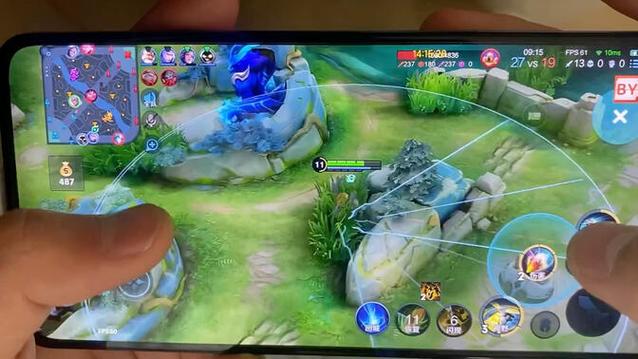 
 透视外挂的存在并非无迹可寻。通过分析游戏的数据传输和操作行为，技术人员能够发现外挂程序的异常活动。外挂通常会在客户端与服务器之间进行不正常的数据交互，表现出明显的作弊迹象。虽然许多游戏开发者和运营商都在采取各种手段来打击外挂，持续更新反作弊系统，但外挂开发者总能通过技术手段绕过这些防线，导致作弊行为屡禁不止。
