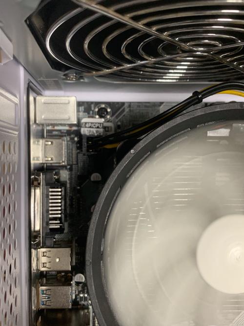 金河田机箱硬盘在哪，金河田主机箱放cd仓如何打开-第1张图片-优品飞百科