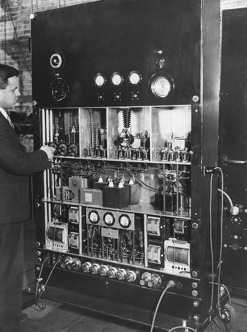 第一台电脑什么时候发明的?第一台电脑是哪一年生产出来的?-第3张图片-优品飞百科 第一台电脑什么时候发明的?第一台电脑是哪一年生产出来的?-第3张图片-优品飞百科
