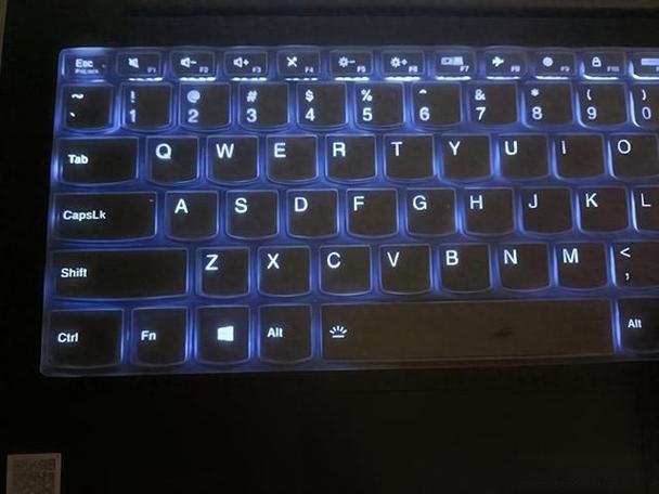 笔记本电脑键盘灯怎么打开，电脑开机黑屏键盘灯不亮？