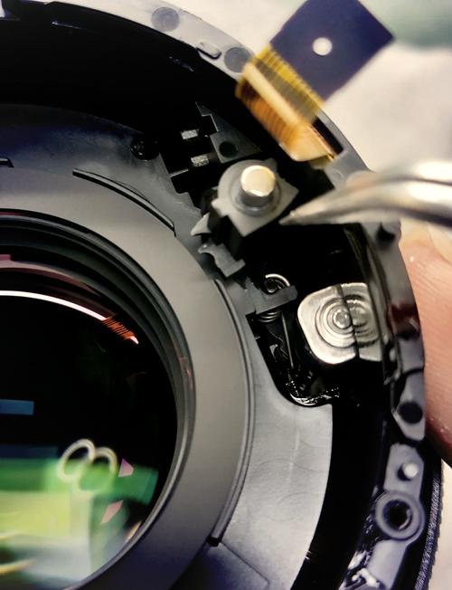 尼康单反相机镜头怎么取下来？尼康相机镜头怎样拆下来？-第2张图片-优品飞百科