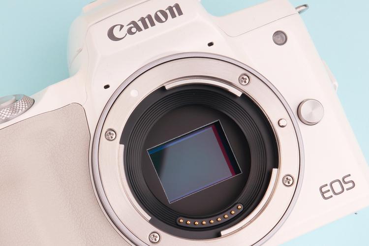 佳能m50ll，佳能M50是全画幅还是半画幅？