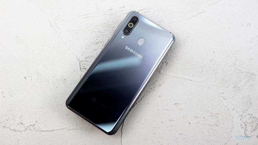 三星a8s屏幕是什么材质，三星a8s的lcd屏幕表现