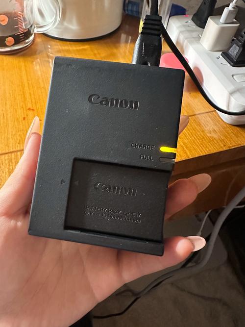 佳能700d电池怎么取？佳能eos7d电池在哪拆卸？-第1张图片-优品飞百科