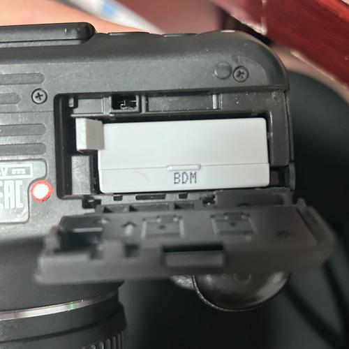 佳能700d电池怎么取？佳能eos7d电池在哪拆卸？-第2张图片-优品飞百科